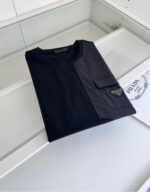 T-shirt nero moderno con dettaglio a contrasto e logo elegante, stile minimalista di lusso.