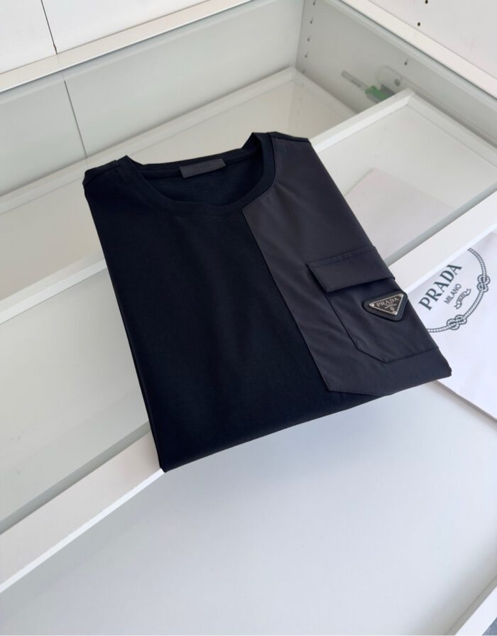 T-shirt nero moderno con dettaglio a contrasto e logo elegante, stile minimalista di lusso.