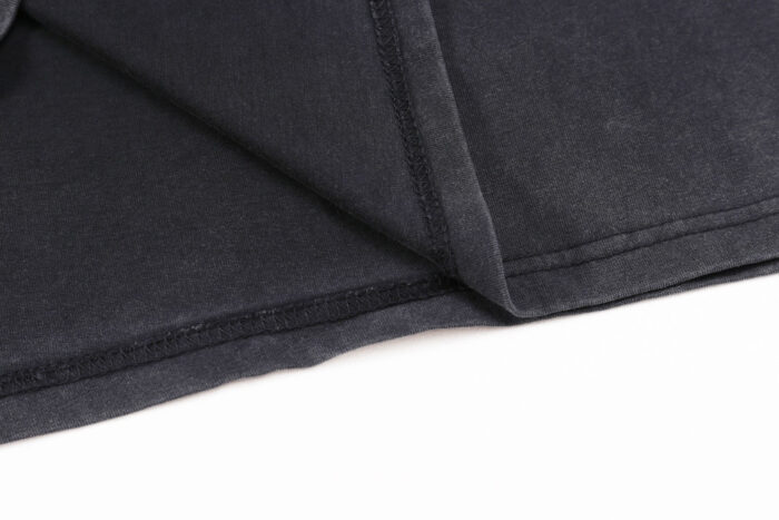 Tessuto nero morbido ed elasticizzato con cucitura fine, perfetto per capi eleganti e versatili.