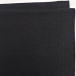 Tessuto nero satinato, morbido, elegante e versatile per abbigliamento e decorazioni.