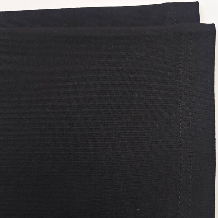 Tessuto nero satinato, morbido, elegante e versatile per abbigliamento e decorazioni.