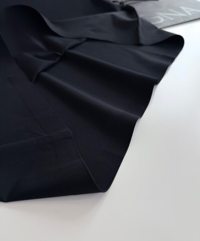 Tessuto nero elegante con pieghe morbide, ideale per moda sofisticata e design minimalista.