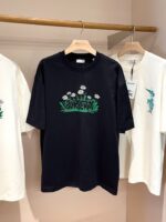 T-shirt Burberry blu con design floreale, stile moderno, shop fashion, brand e tendenza 2024.