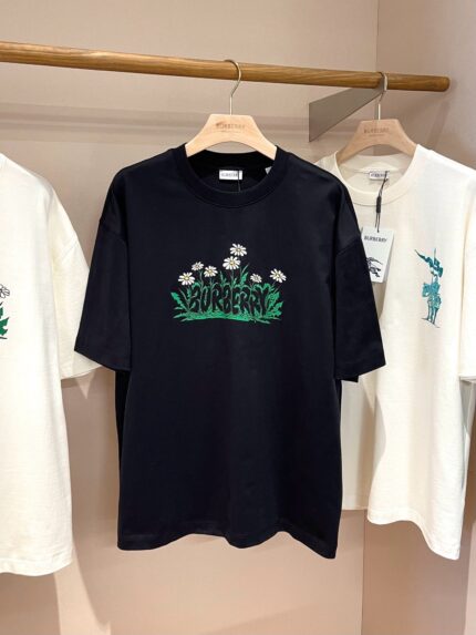 T-shirt Burberry blu con design floreale, stile moderno, shop fashion, brand e tendenza 2024.