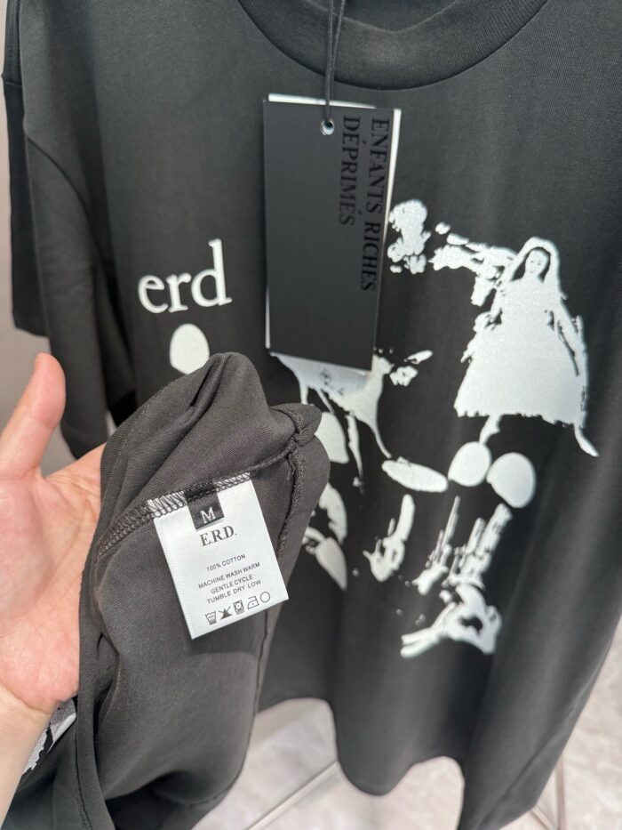 T-shirt nera con grafica dinamica, testo erd e dettagli di alta qualità.
