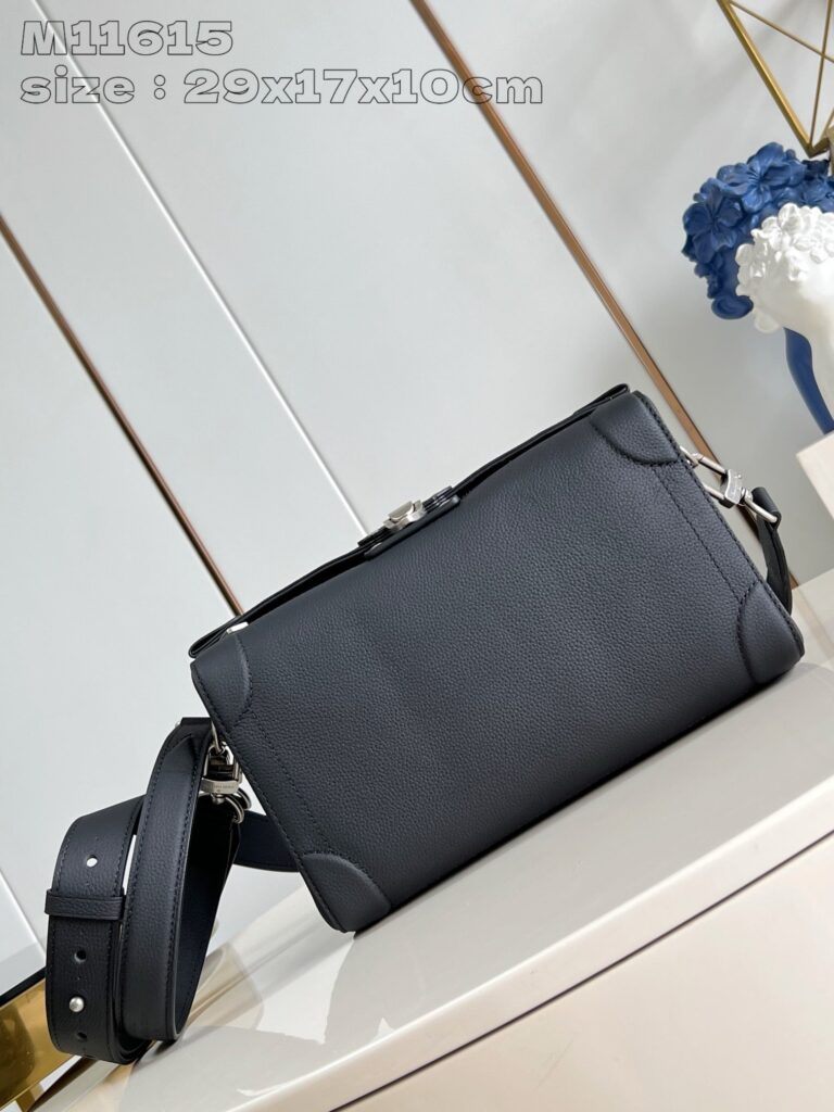 Borsa nera elegante a tracolla in pelle sintetica, stile minimalista e versatile per ogni occasione.