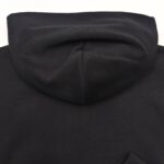 Felpina nera con cappuccio, stile minimalista e look elegante per il casual quotidiano.