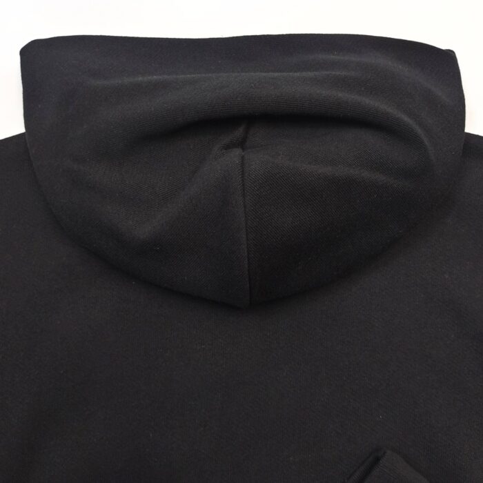 Felpina nera con cappuccio, stile minimalista e look elegante per il casual quotidiano.