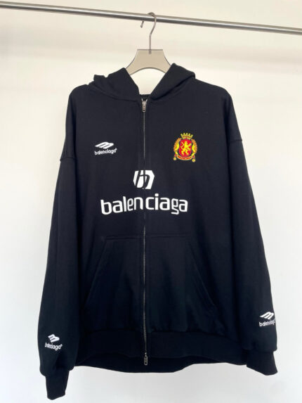 Felpa nera Balenciaga con logo sportivo Umbro e stemma regale, stile casual e di tendenza.