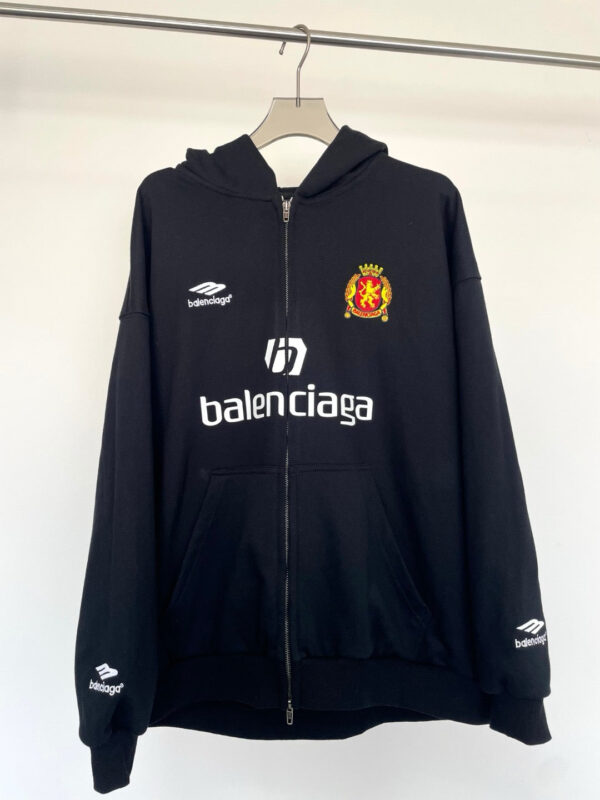 Felpa nera Balenciaga con logo sportivo Umbro e stemma regale, stile casual e di tendenza.