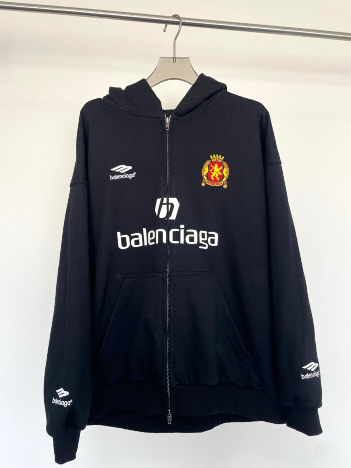 Felpa nera Balenciaga con logo sportivo Umbro e stemma regale, stile casual e di tendenza.
