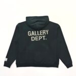 Felpa nera semplice con logo Gallery Dept., stile streetwear minimalista e versatile.