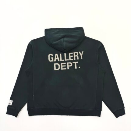 Felpa nera semplice con logo Gallery Dept., stile streetwear minimalista e versatile.