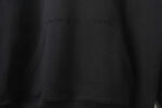 Felpa nera minimalista con tasca centrale, morbida, comoda e versatile per ogni occasione casual.