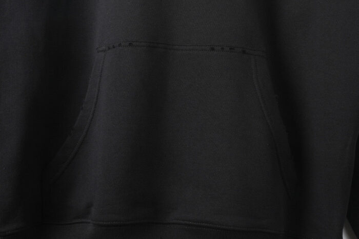 Felpa nera minimalista con tasca centrale, morbida, comoda e versatile per ogni occasione casual.