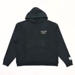 Felpa nera minimalista Gallery Dept. con cappuccio, tasca kangaroo e logo ricamato.