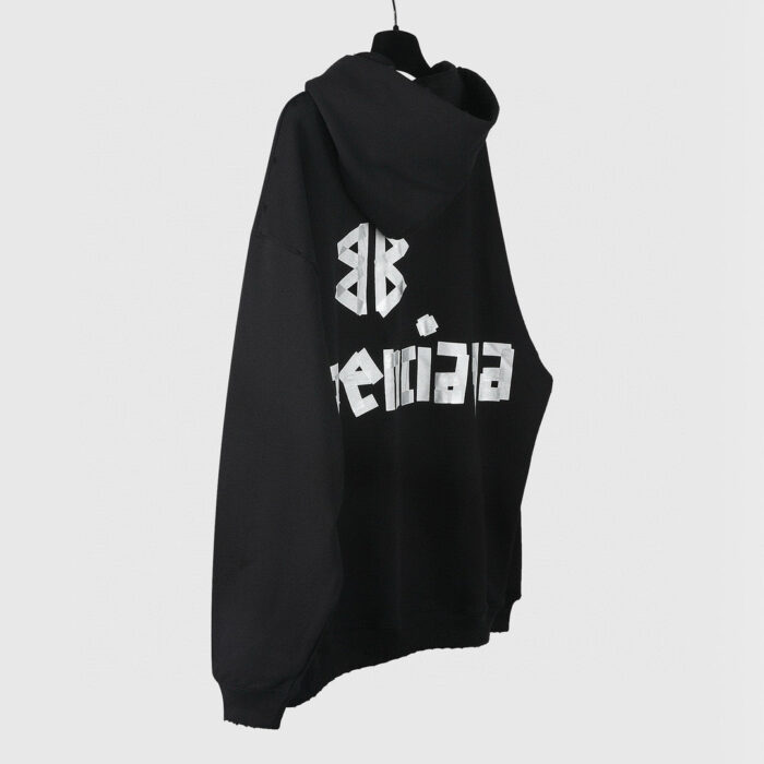 Felpa nera con testo artistico, stile casual e moderna, perfetta per ogni outfit.