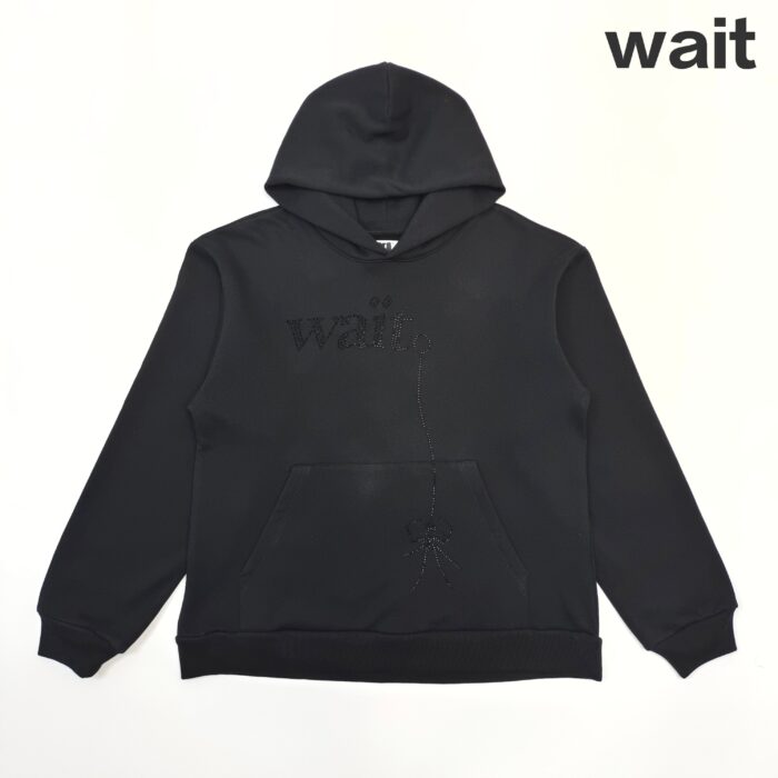 Felpa nera minimalista con cappuccio, tasca frontale e logo discreto per uno stile casual e elegante.