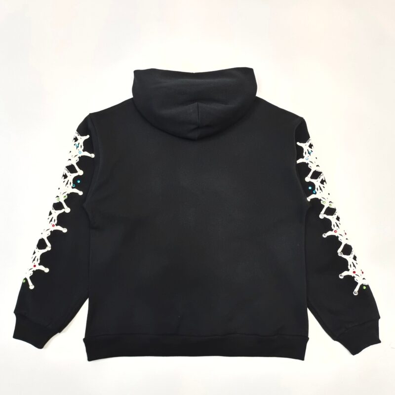 Felpa nera elegante con dettaglio a lace sulle maniche e cappuccio spazioso.