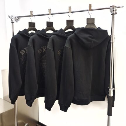 Esposizione di felpe nere semplici su rastrelliera moderna, stile minimalista ed elegante.