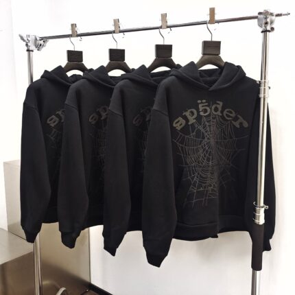 Felpe nere con grafica spider web e dettagli moderni, stile streetwear per un look casual e trendy.