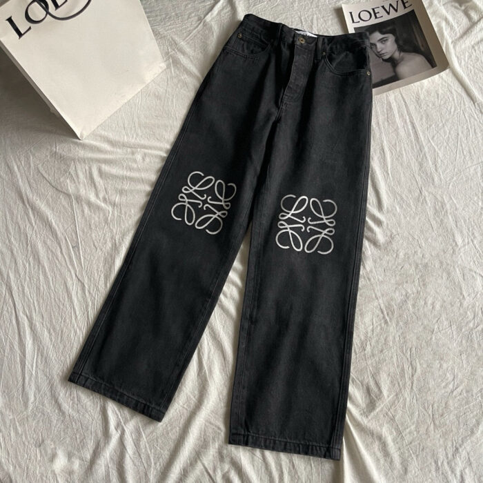 Jeans neri relaxed fit con ricami bianchi eleganti, stile moderno e brand di lusso LOEWE.