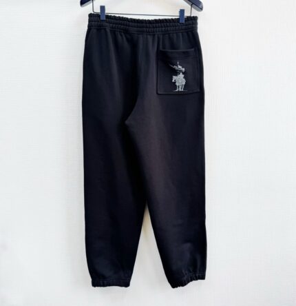 Pantaloni jogger neri casual, comodi, con cintura elasticizzata e tasca con logo.