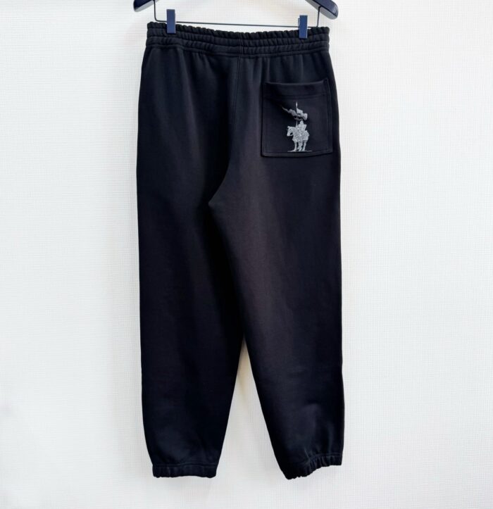 Pantaloni jogger neri casual, comodi, con cintura elasticizzata e tasca con logo.