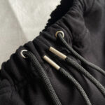 Pantaloni jogger neri con coulisse in metallo, comodi e dal design casual.