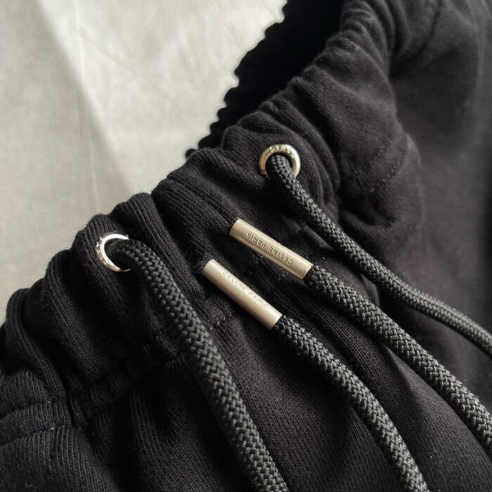 Pantaloni jogger neri con coulisse in metallo, comodi e dal design casual.