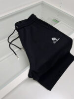Pantaloni jogger neri con elastico, coulisse con lacci e logo ricamato, comfort e stile quotidiano.