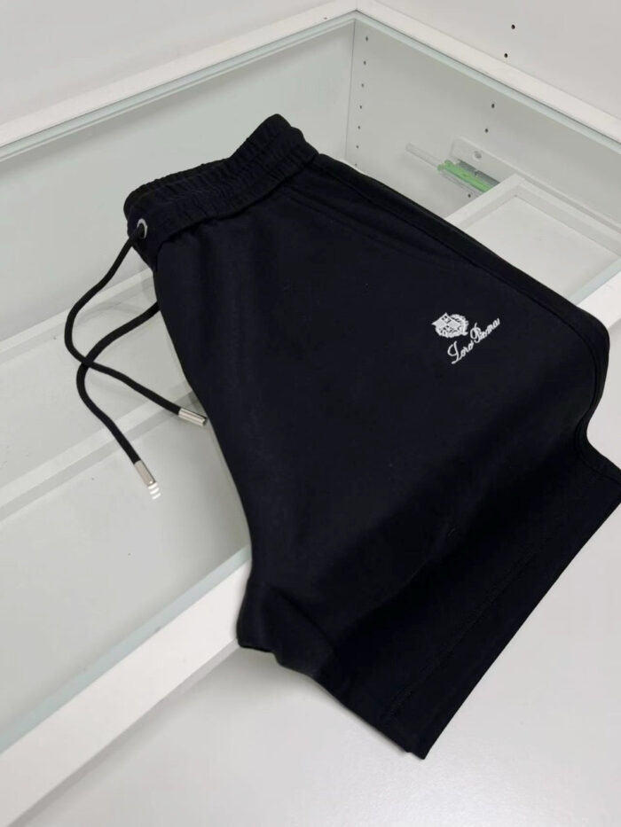 Pantaloni jogger neri con elastico, coulisse con lacci e logo ricamato, comfort e stile quotidiano.