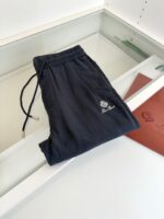 Pantaloni jogger neri con logo ricamato, comodi, eleganti, ideali per casual e relax quotidiiano.