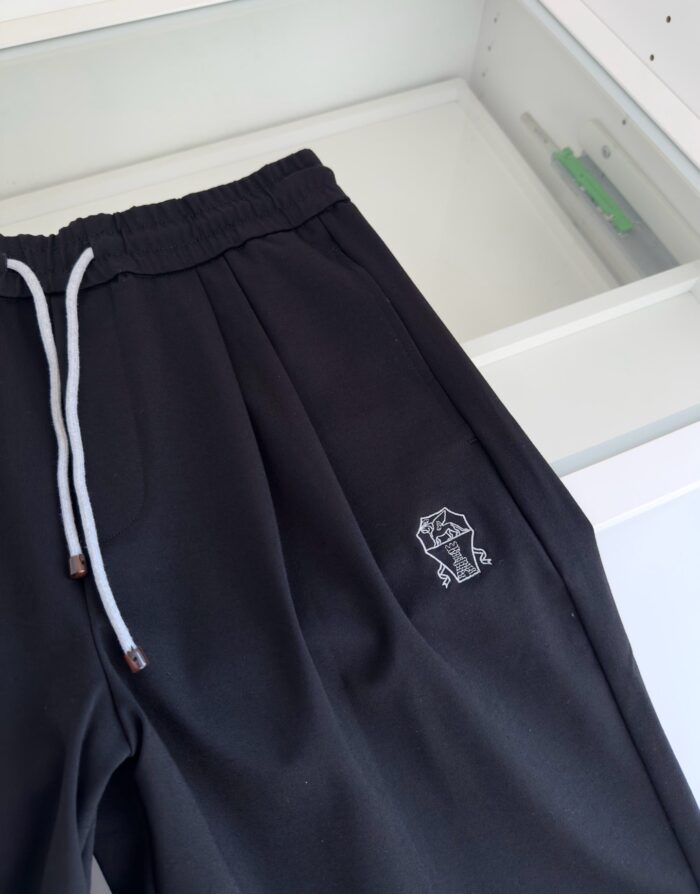 Pantaloni jogger neri con coulisse, logo elefante minimalista, ideali per stile casual e comfort.
