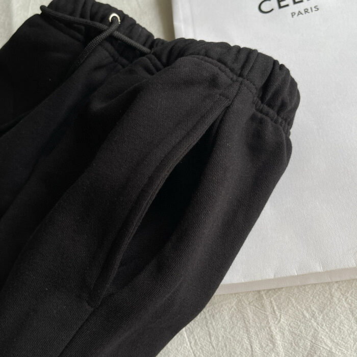 Pantaloni jogger neri di lusso con tasche profonde e elastico, stile casual e sofisticato.