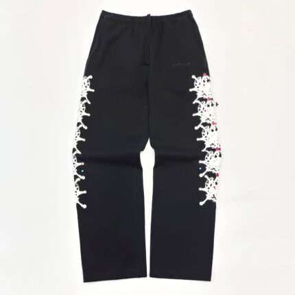 Pantaloni neri casual con dettagli a pizzo bianco e accenti rossi, stile urbano e confortevole.