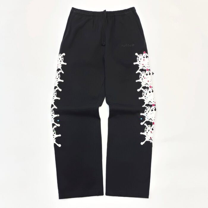 Pantaloni neri casual con dettagli a pizzo bianco e accenti rossi, stile urbano e confortevole.