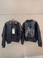 Giacca in pelle nera bomber con grafica artistica sul retro, stile moderno e versatile.