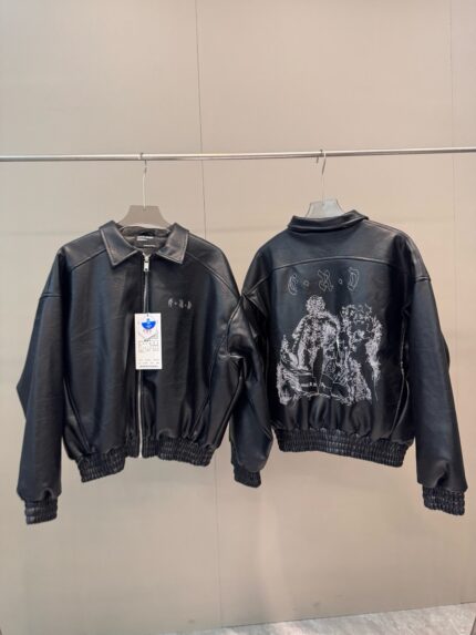 Giacca in pelle nera bomber con grafica artistica sul retro, stile moderno e versatile.