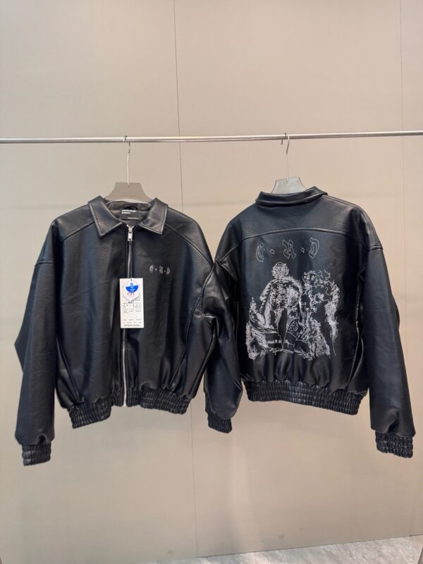 Giacca in pelle nera bomber con grafica artistica sul retro, stile moderno e versatile.