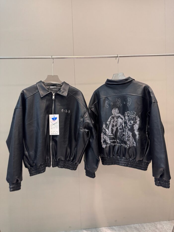Giacca in pelle nera bomber con grafica artistica sul retro, stile moderno e versatile.