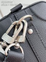 Borsa nera in pelle con fermagli in metallo e logo elegante, compatta e versatile.