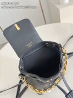Borsa in pelle blu navy con catena dorata, design elegante e compatto per ogni occasione.