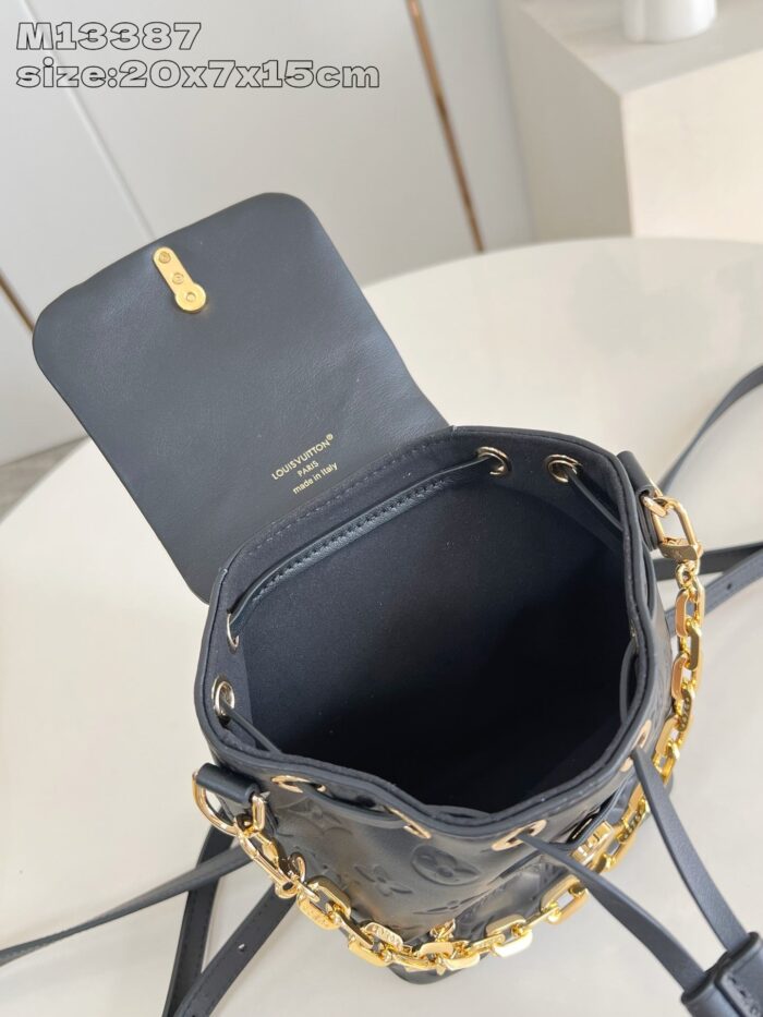 Borsa in pelle blu navy con catena dorata, design elegante e compatto per ogni occasione.