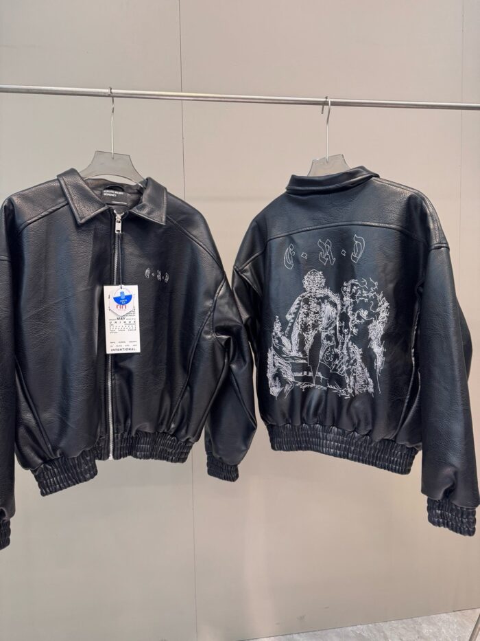 Giacca in pelle nera con design artistico sul retro e dettagli moderni.