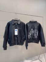 Giubbino in pelle nero con grafica artistica moderna, stile casual e design distintivo.