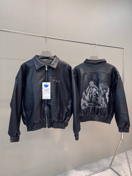 Giubbino in pelle nero con grafica artistica moderna, stile casual e design distintivo.