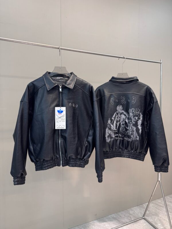 Giubbino in pelle nero con grafica artistica moderna, stile casual e design distintivo.