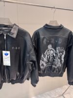 Giacca in pelle nera con dettagli artistici sul retro e stile bomber classico.