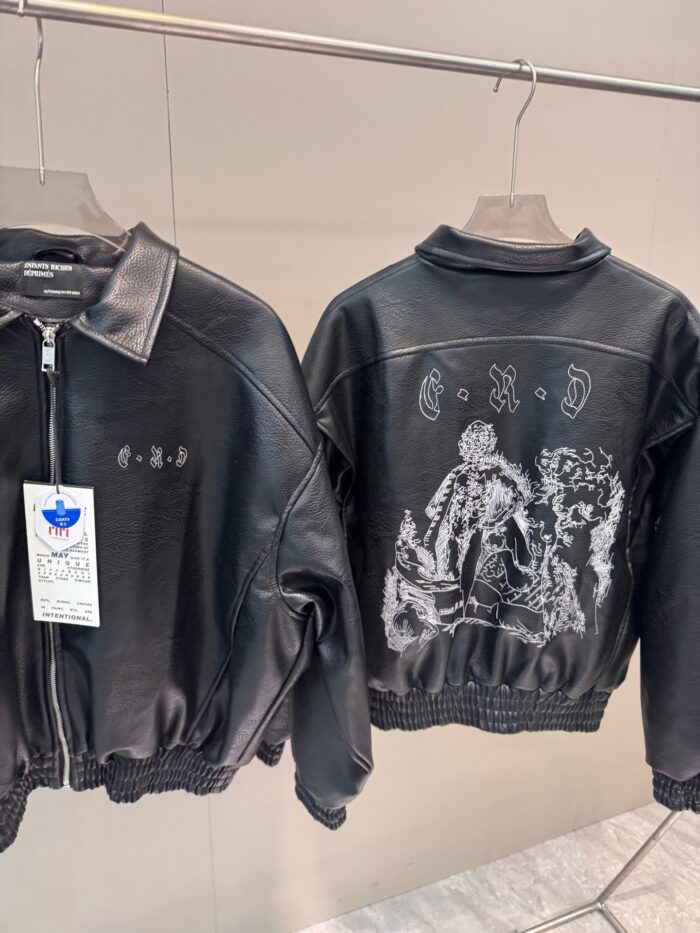 Giacca in pelle nera con dettagli artistici sul retro e stile bomber classico.
